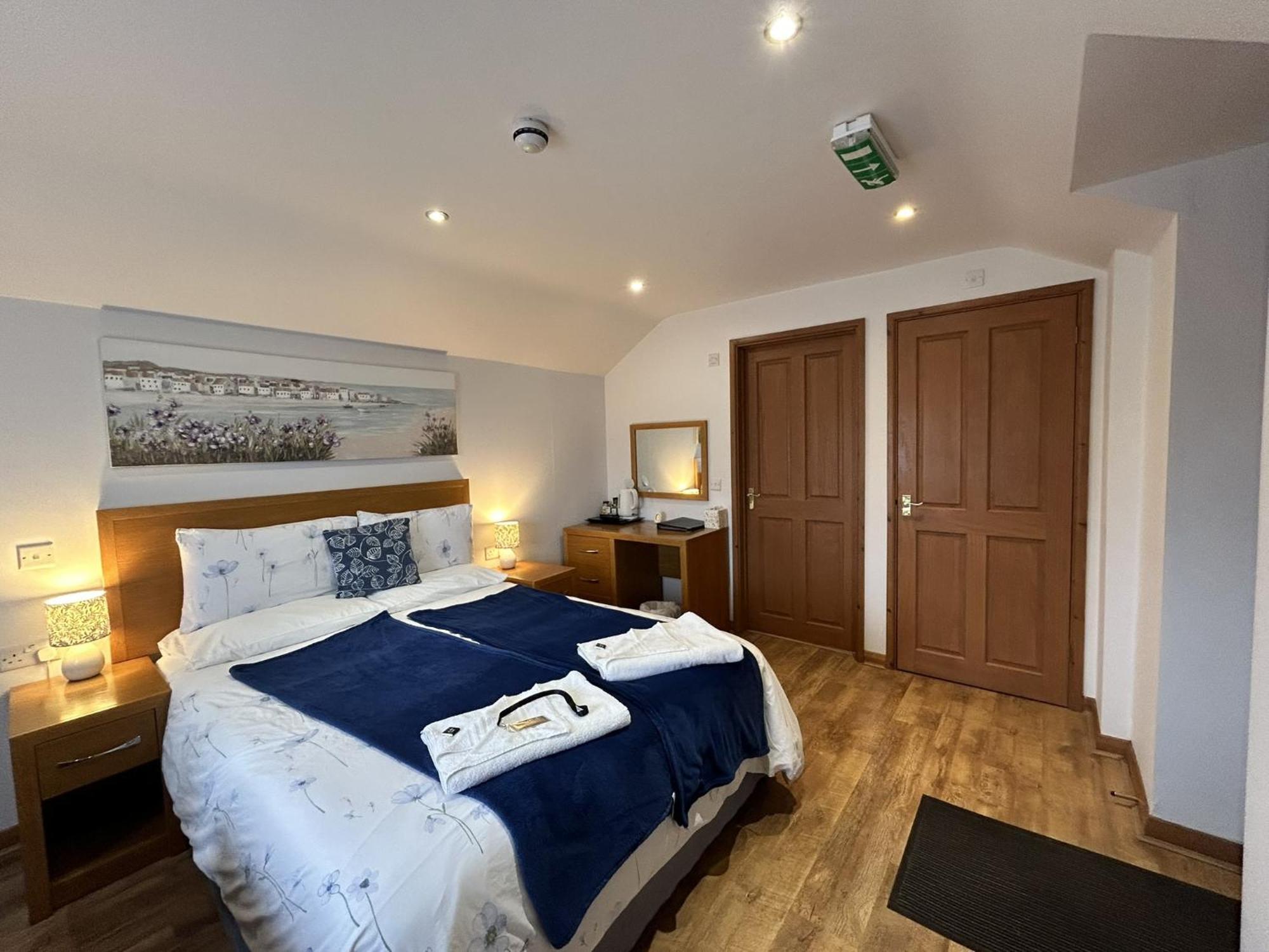 Hotel The Golden Fleece Chard Exterior foto